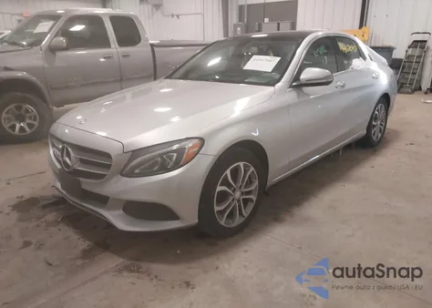 2016 Mercedes-Benz C 300 4Matic z USA, uszkodzony, nr VIN 55SWF4KB0GU172389